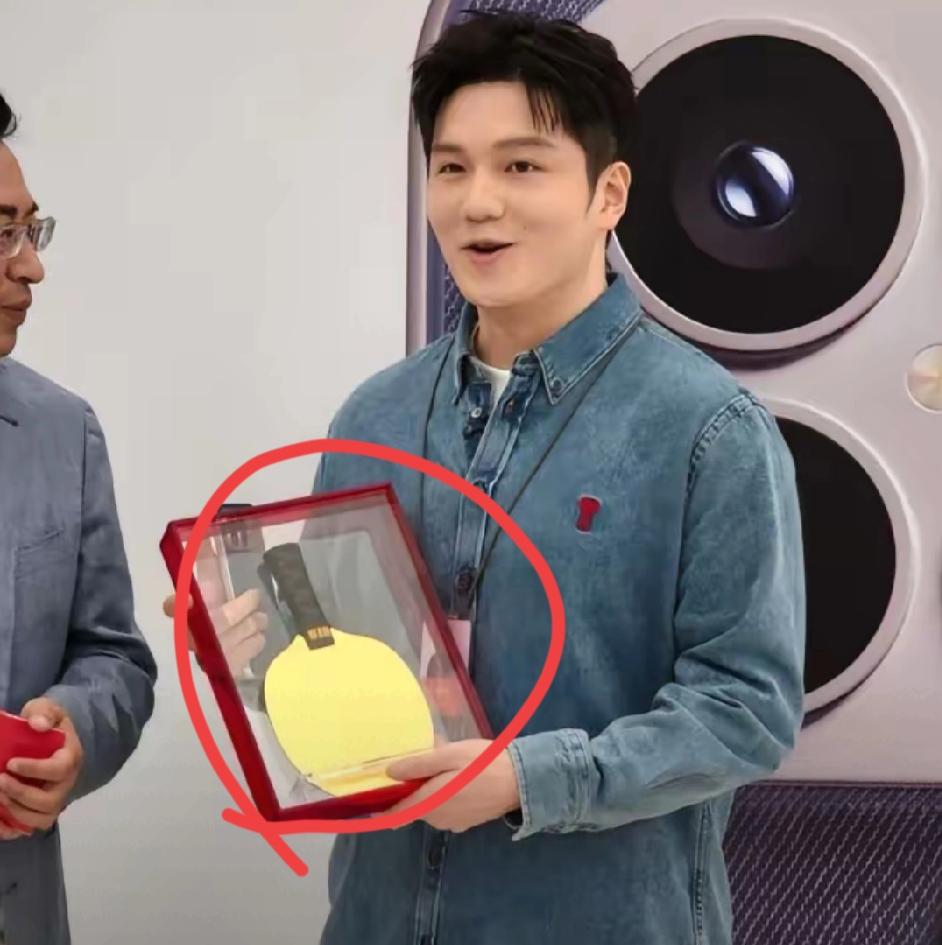 世界冠军樊振东当起贴膜师傅！金球拍不如亲手为粉丝服务圈粉