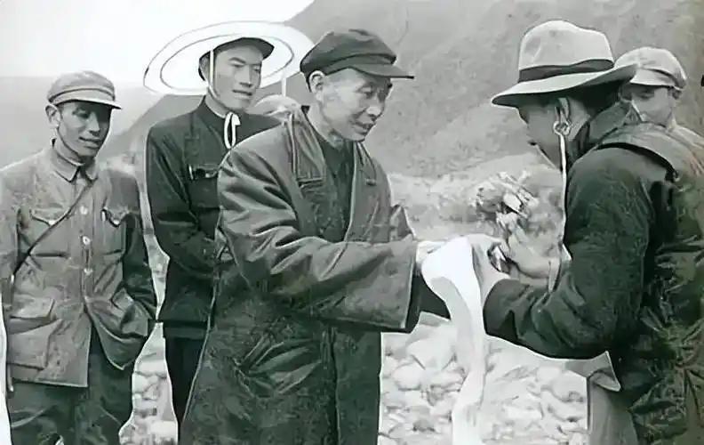 他本是铁定上将，得知3位搭档都是中将后，主动要求降一级。大多数人翻看1955年