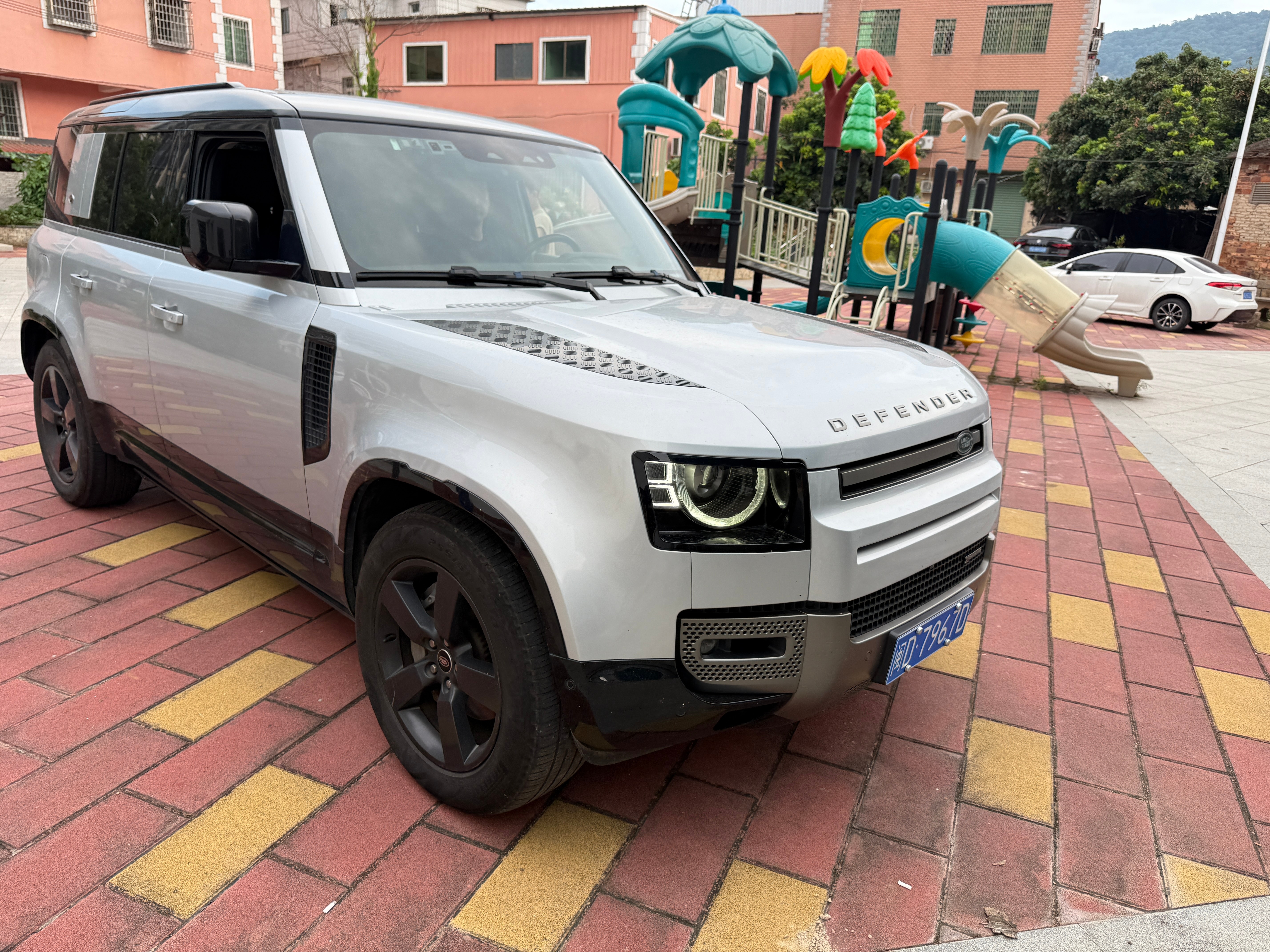 上门看了两台车一台21年11万公里的卫士110hse版本，就两个面喷漆，公里数虽