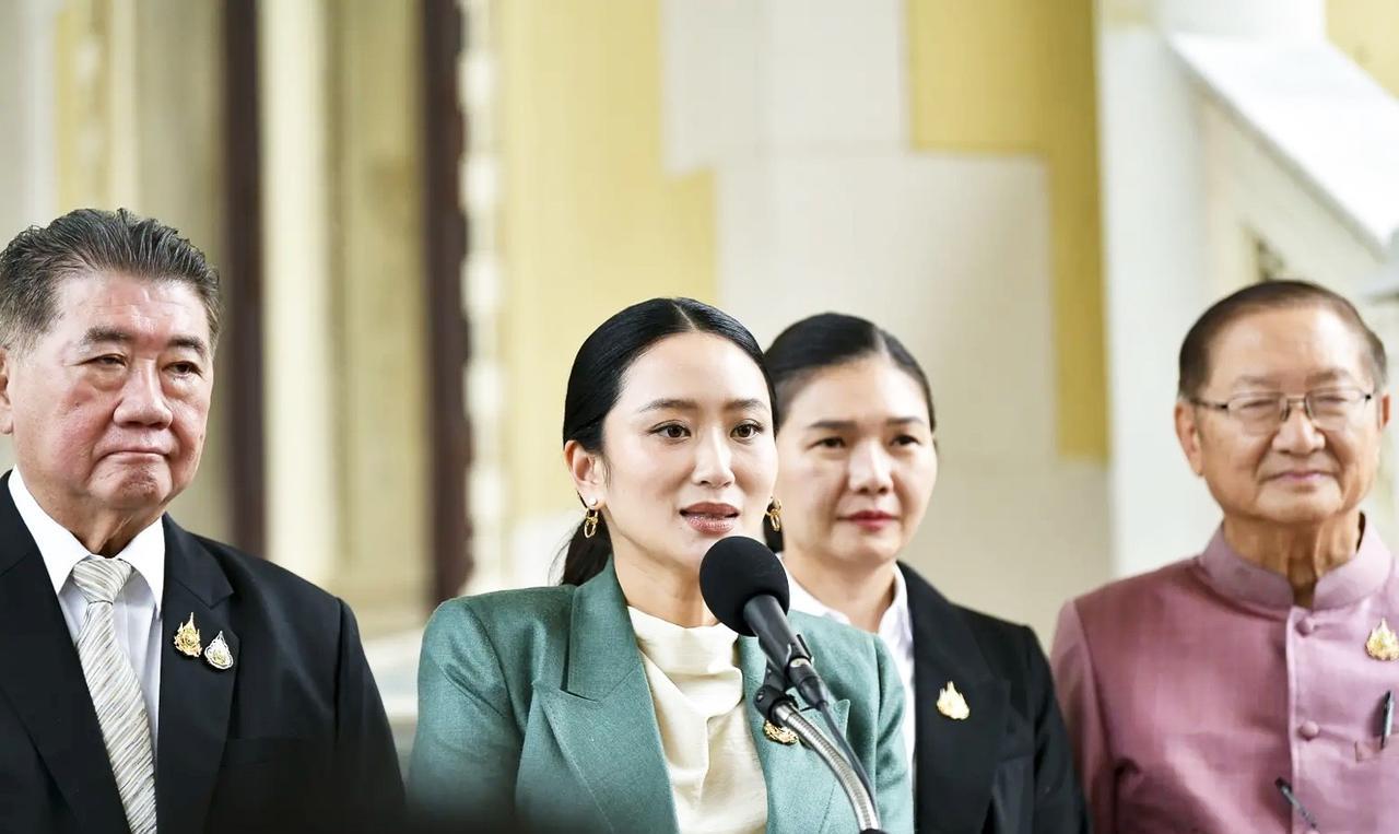 泰国媒体今天吹风报道了泰国总理兼文化部长佩通坦女士8月29日的动向。据报道，佩通