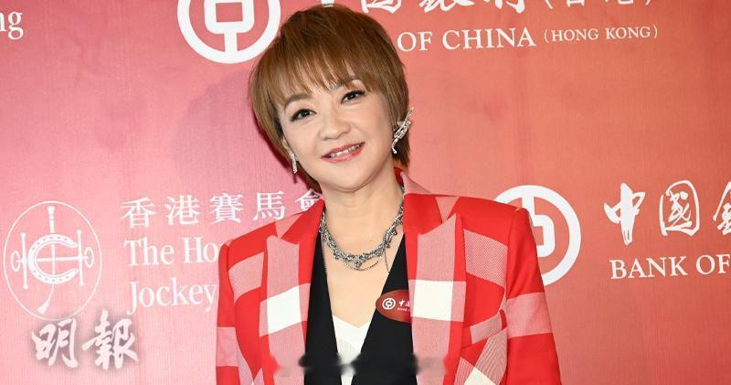 明报：陈慧娴笑谈与陈豪之间秘密专注巡演不参与《中年4》陈慧娴今天（23日）出席