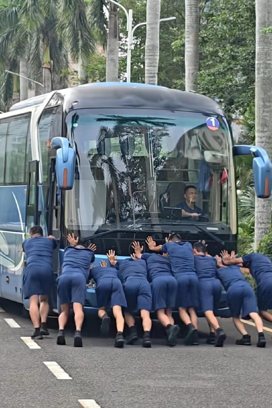 当兵男人个个屁股都翘嘛？这么多一排摸下去，哈哈哈哈哈哈哈哈哈哈哈哈感觉很Q弹！