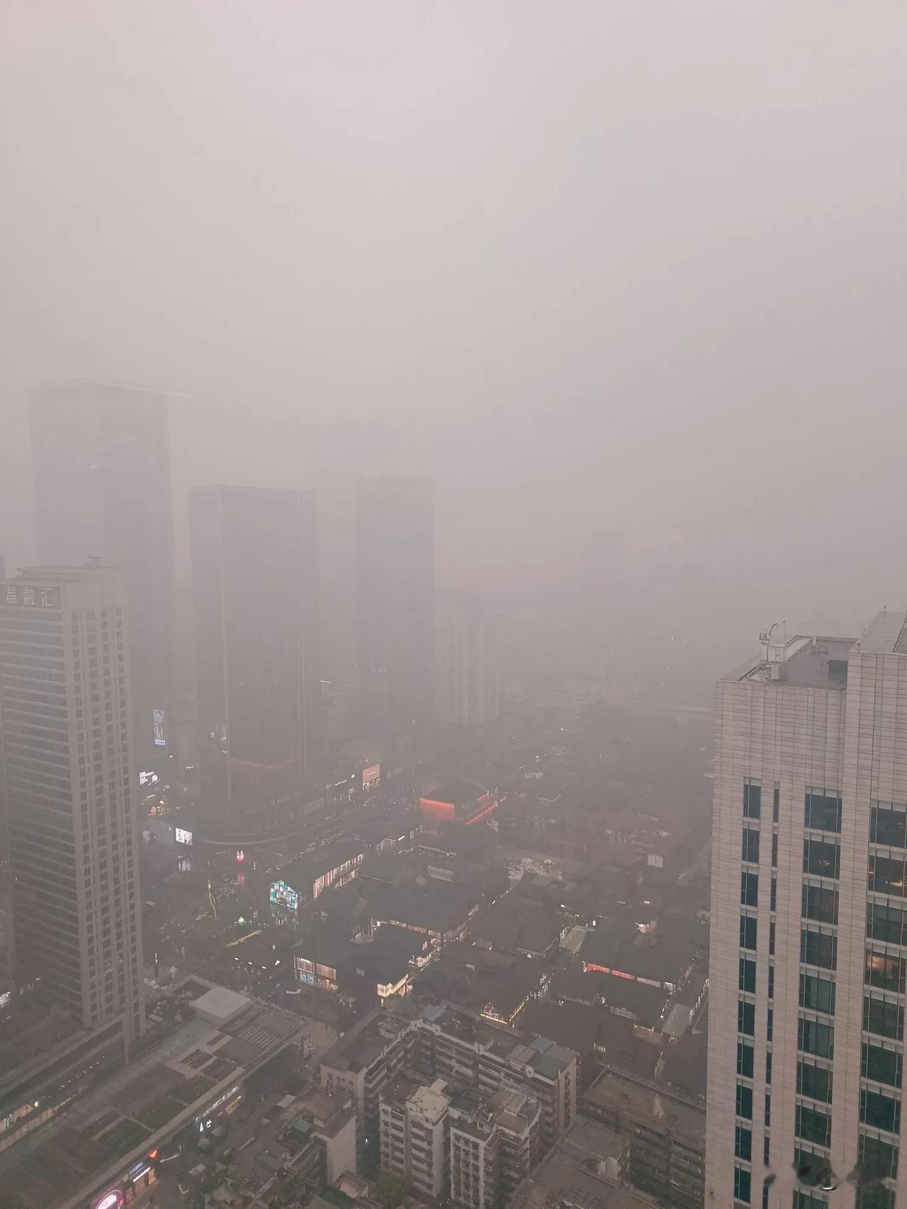 成都今天的雾霾遮天蔽日，4点过就像往日的傍晚，黄灰色的空气中夹杂着灰尘和雾气，官