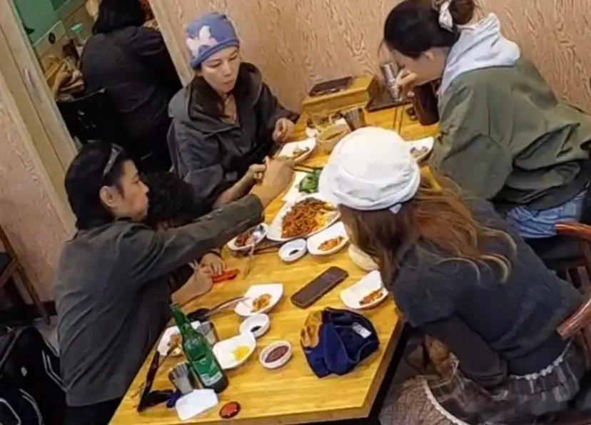 53岁蔡少芬和张晋带三个孩子现身韩国一间餐馆吃中华料理，吃饱喝足之后，一家五口牵着手逛夜市，被不少中