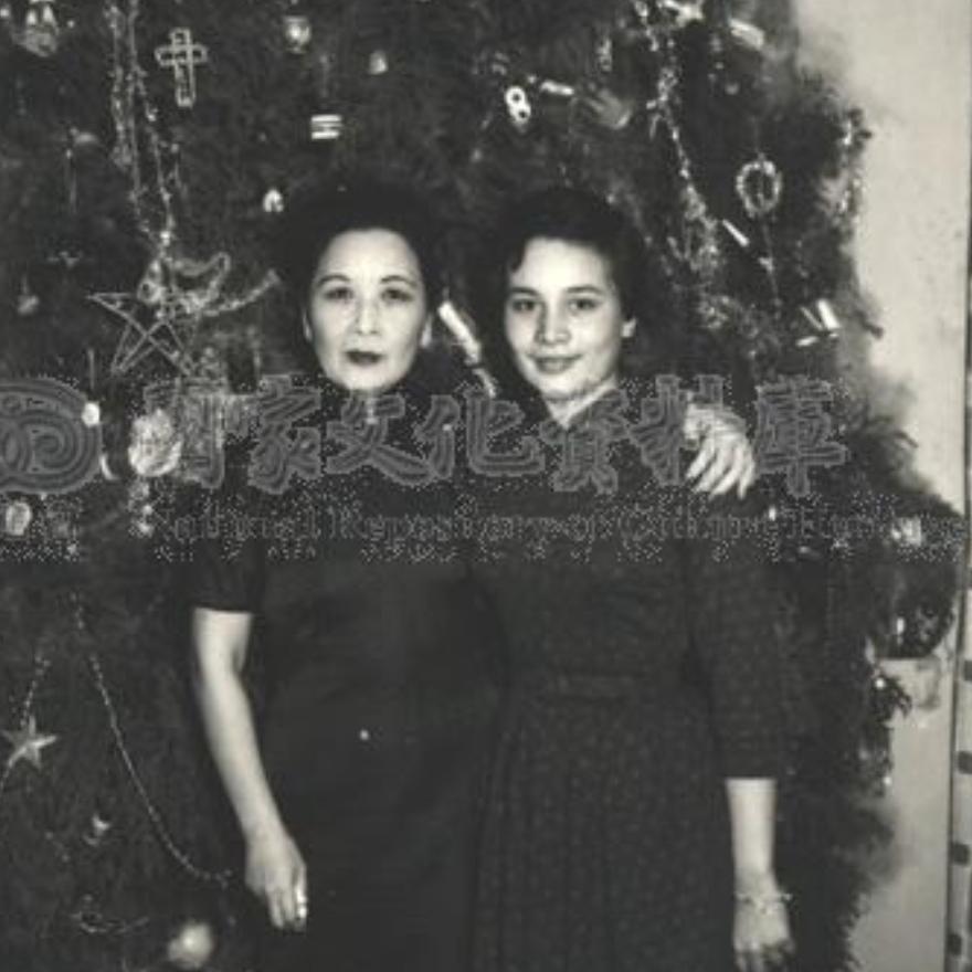 1957年的圣诞节，蒋孝章陪伴奶奶宋美龄共度佳节，一张罕见的留影，镜头里的蒋孝章