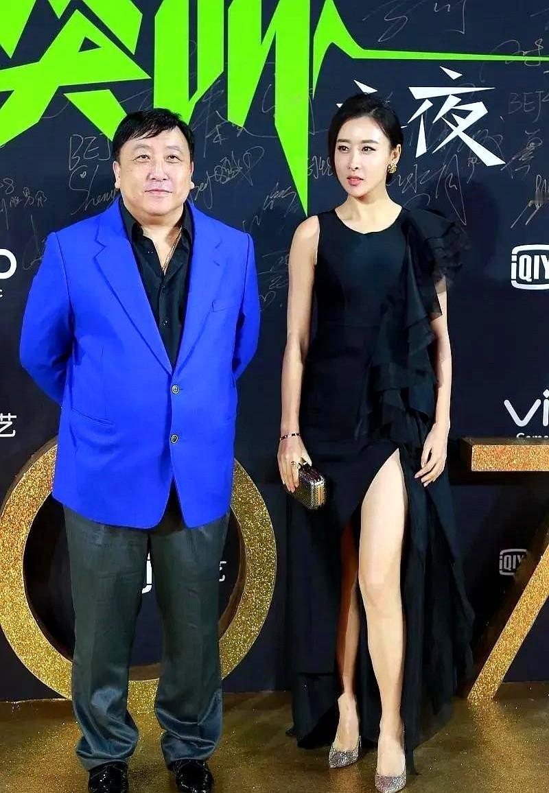 马苏这几年的状态，藏都藏不住啊！早年跟王晶走红毯那身黑高叉礼服，性感妩媚的劲儿真