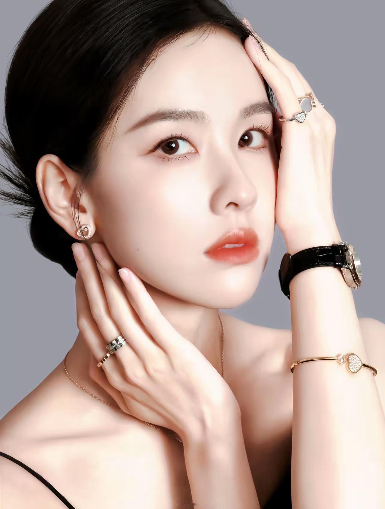 陈都灵，这是接到萧邦手表的代言了吗？[思考]虽然不是顶奢，但，段位也还行