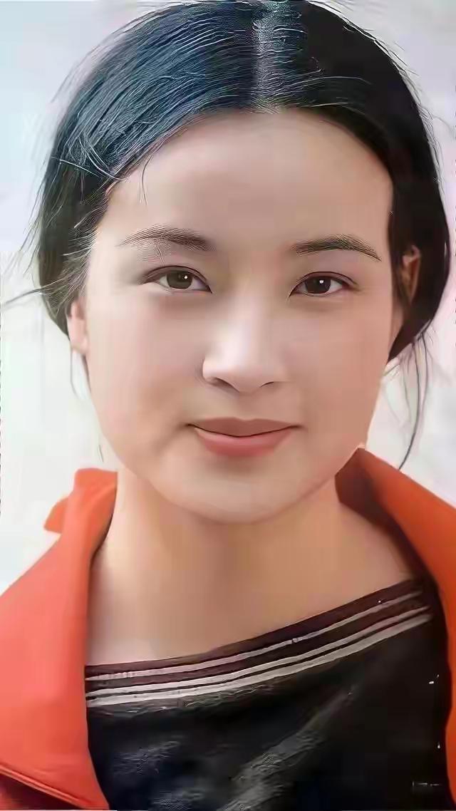 70岁的刘晓庆在片场拍戏时突然摔倒，把周围工作人员吓得不轻。视频里她整个人往