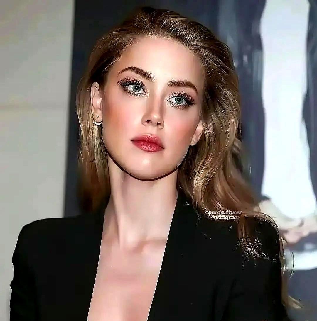 别再单纯同情或谩骂艾梅柏了，你根本没看懂马斯克这张照片背后的“阳谋”。前女友正