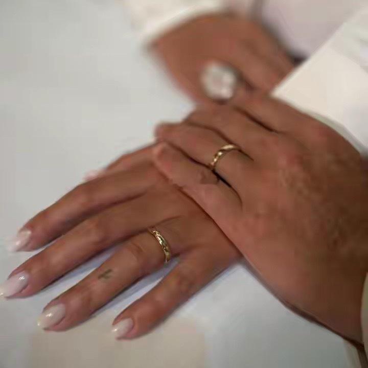 C罗终于结婚了！41岁在葡萄牙低调完婚，晒婚戒配文"C❤️G"，五个孩子全部到场