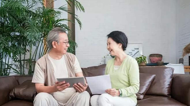江苏，一老人去世后，老伴把他名下的50万存款取出，准备当做养老钱。不料，没几天银