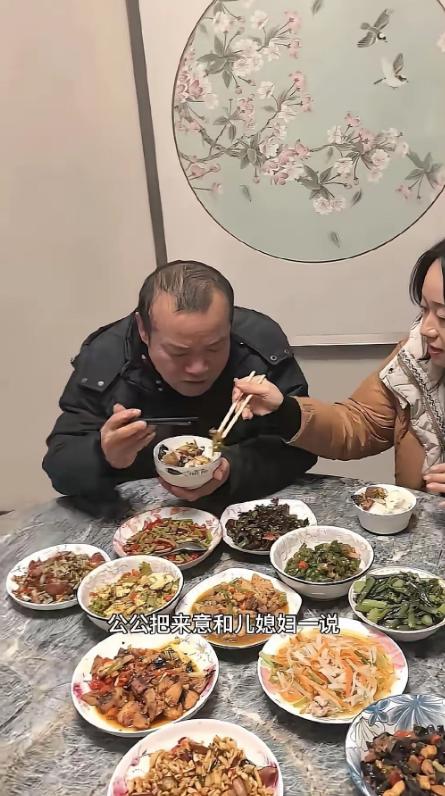 阿一位68岁的农村公公来到儿子家，不巧儿子出差了。公公本想跟儿子借5000块钱，