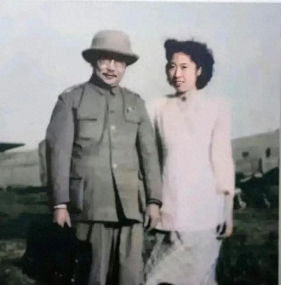 1946年王光美与李克农留下珍贵合影，她当年仅25岁，气质优雅，相貌出众令人印象