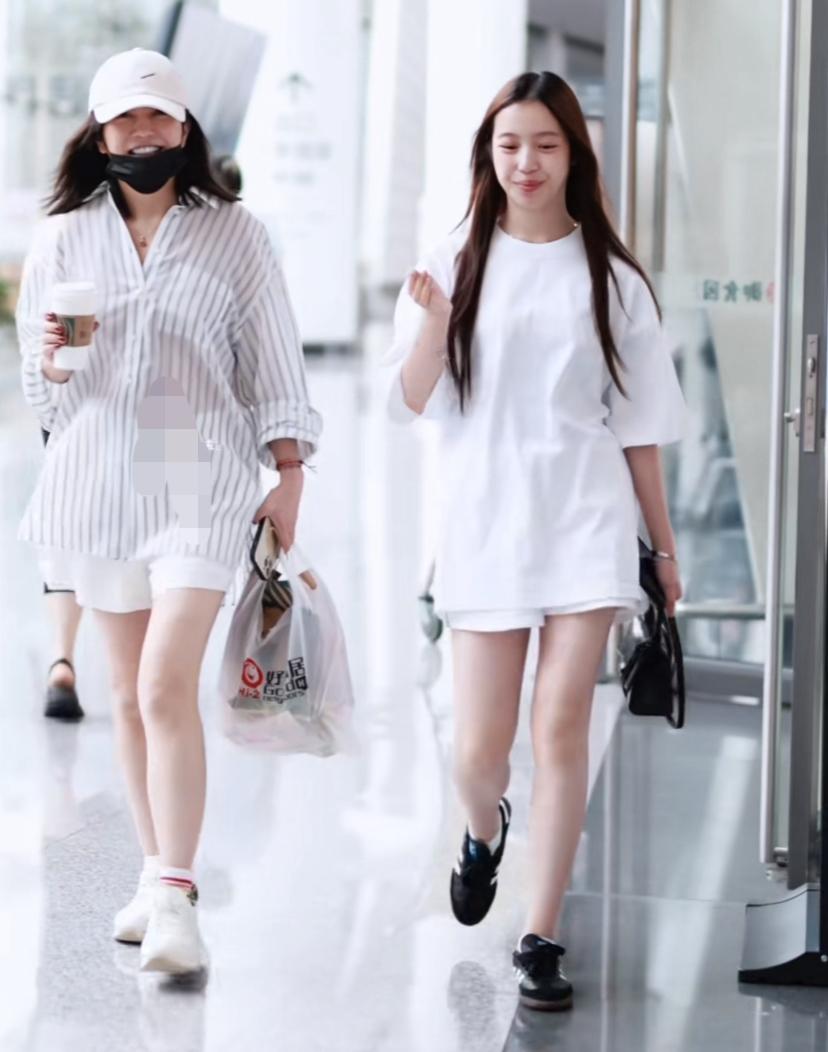 网友机场偶遇小燕子和她女儿小四月。两个人有说有笑的，很是开心。小四月看到有人