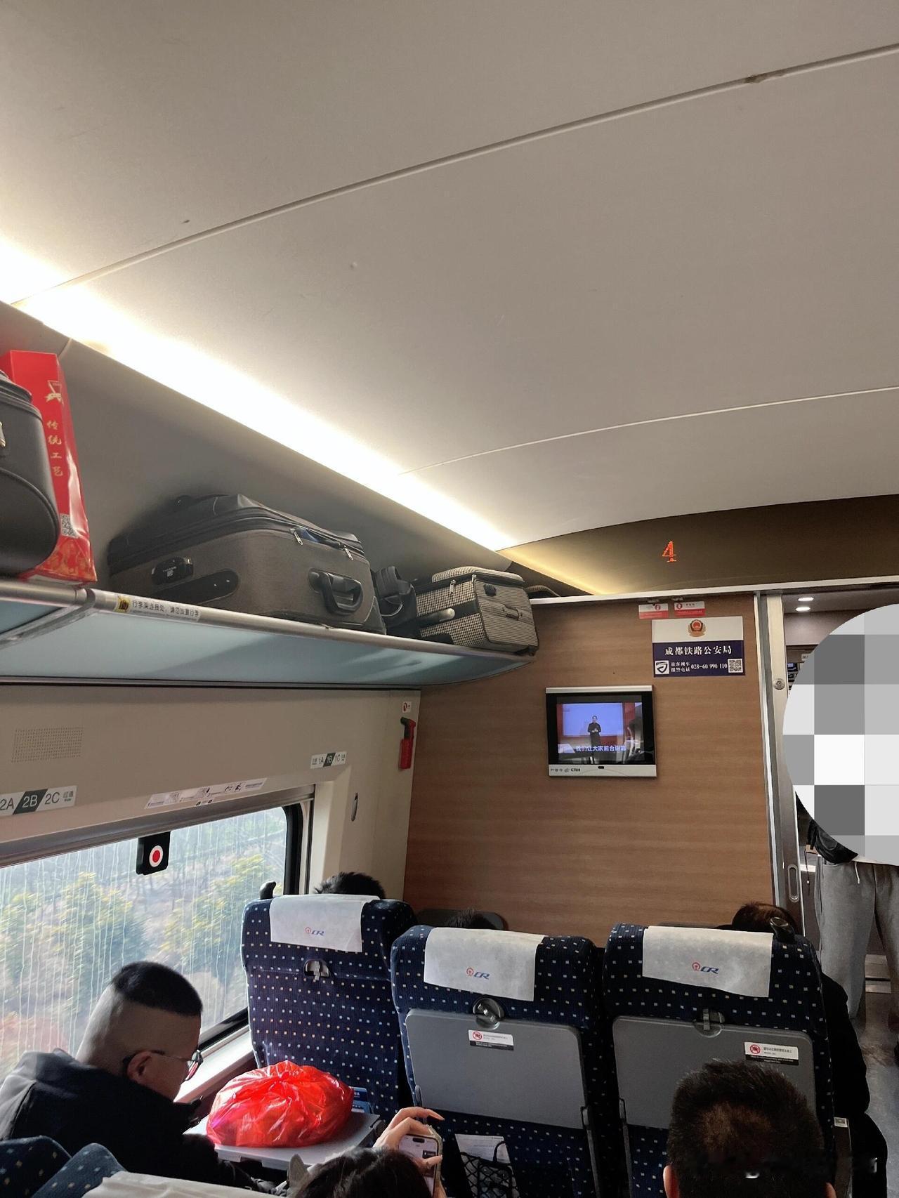 真的还有年轻人不会坐高铁吗？今天出门遇到一个看着30岁左右的年轻人，在检票时排