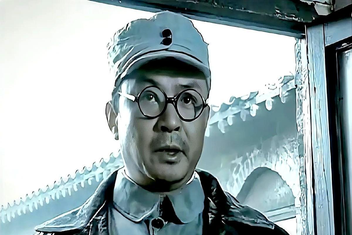 李云龙当年抗命，旅长说“打输了我背锅”；2025年，李鹏带30人端了蓝军指挥所，