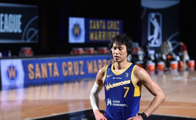 扔掉五千万钞票，偏去领二十万低保，你见过这种疯子吗？林书豪刚在播客里，亲手掀开