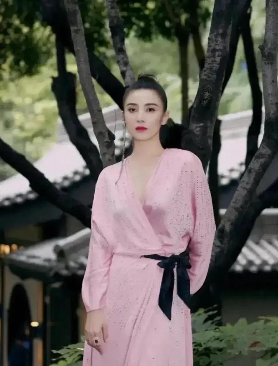 宋佳盘气质头发，身穿一袭粉色长款拖地连衣裙尽显高级时髦感