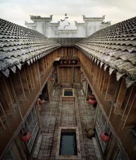 1996年，安徽黄村一幢建于清朝的大宅子遭遇拆迁，主家心痛无奈，没料到，美国人南