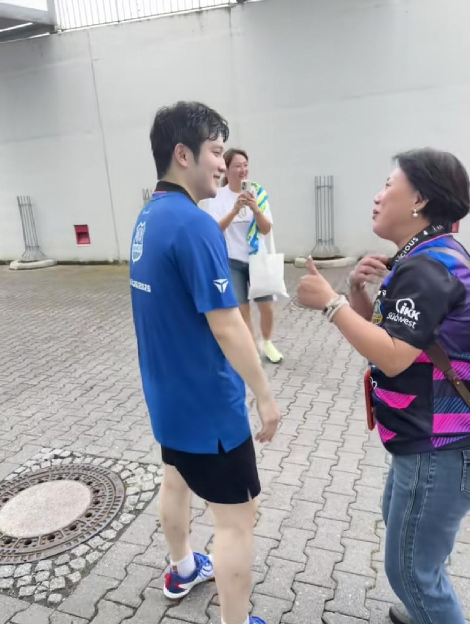 太鸡贼了，东东刚打完决赛，娘家就来接人了，宋慧作为上海体育局领导，亲临
