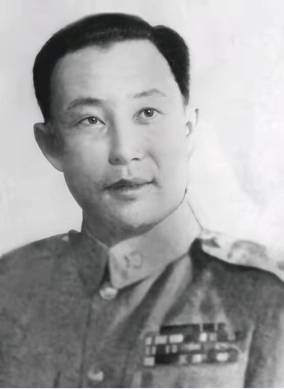 1949年12月9日晚九点，昆明卢汉公馆，李弥的手指刚触到勃朗宁枪柄，冰凉的枪管
