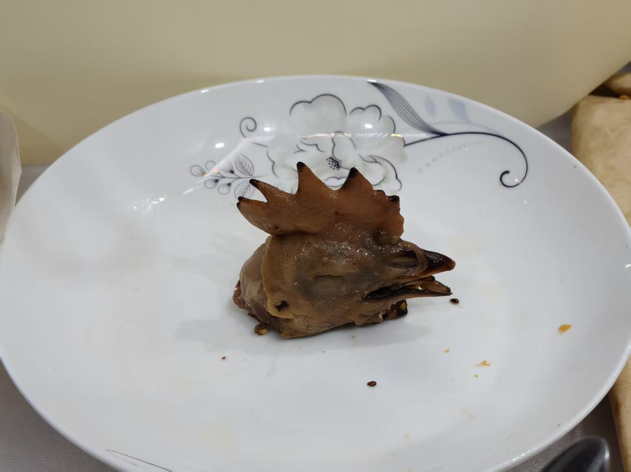 转眼，我也到了爱吃鸡头的年龄。小时候，去姥姥家走亲戚，姥姥是那个爱吃鸡头的人。