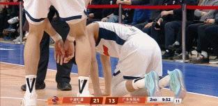 看着都疼！刚复出不久，还是左脚踝旧伤位置，无对抗扭脚直接倒地，被一瘸一拐扶去治疗