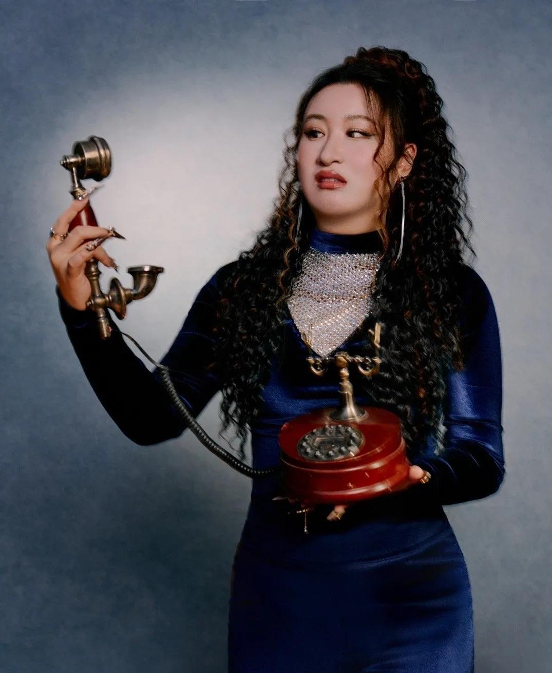 她不是被求婚，是完成了一次“命令式”的求婚。全网都在替锤娜丽莎尴尬。她主动问