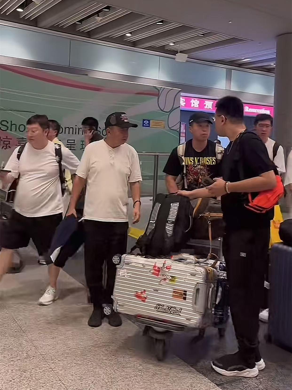出去一个月，于谦、高峰、烧饼、曹鹤阳提前回国了。落地北京，于谦、高峰、烧饼、曹鹤
