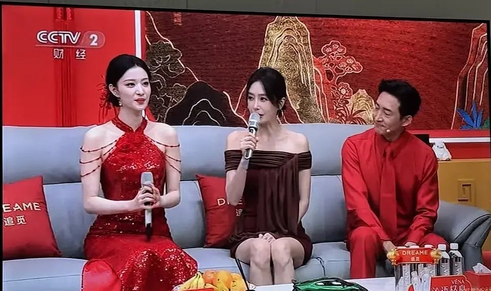 王楚然这是单开滤镜了吗？比旁边的秦岚白出了好多