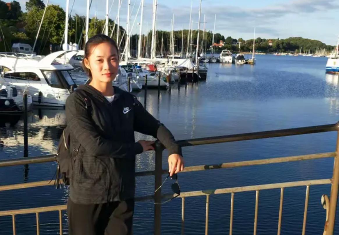 中国女海军被嘲弱不禁风，“轻功”吊打欧美女兵，结局啪啪打脸。在一次“国际部队比赛
