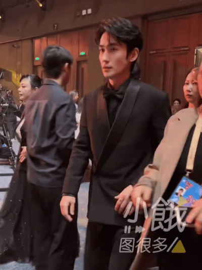 才知道，金鸡在现场倒了