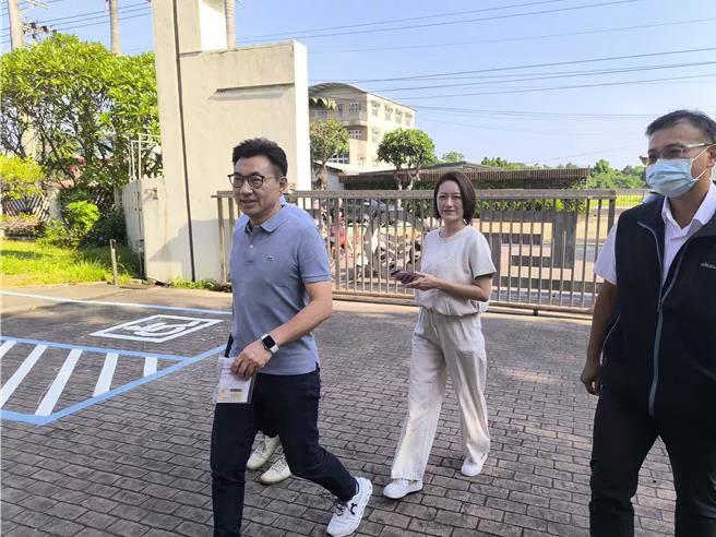 今天是823罢免投票日，江启臣偕同太太刘姿伶前往丰原区丰村小学投票，江启臣表示，