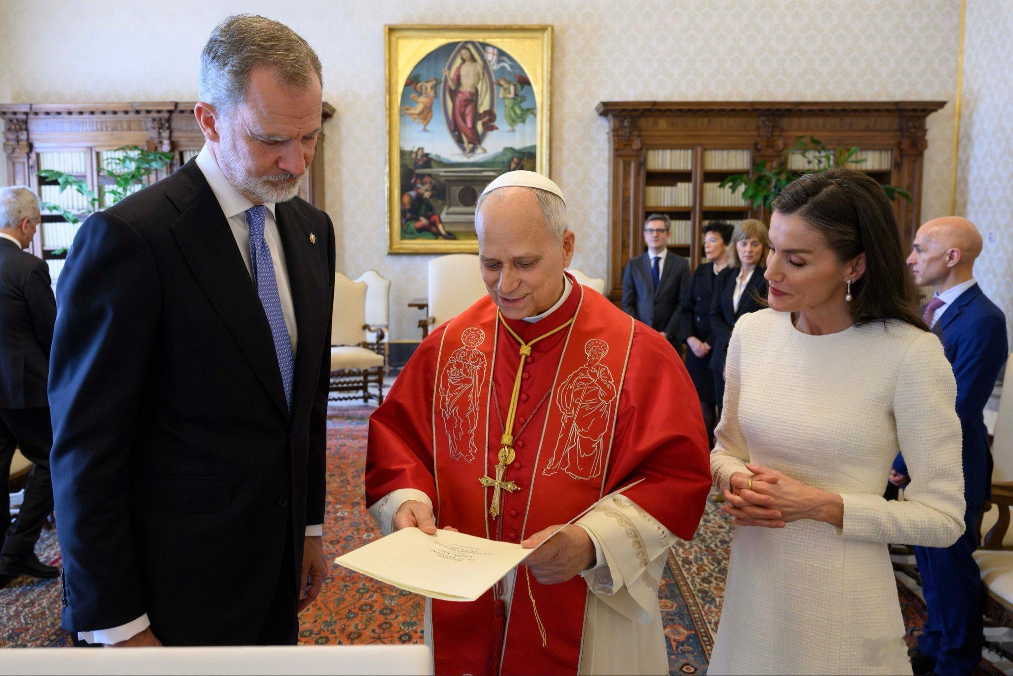 西班牙王室🇪🇸萨苏埃拉宫确认：费利佩六世国王、莱蒂齐亚王后，携莱昂诺尔公