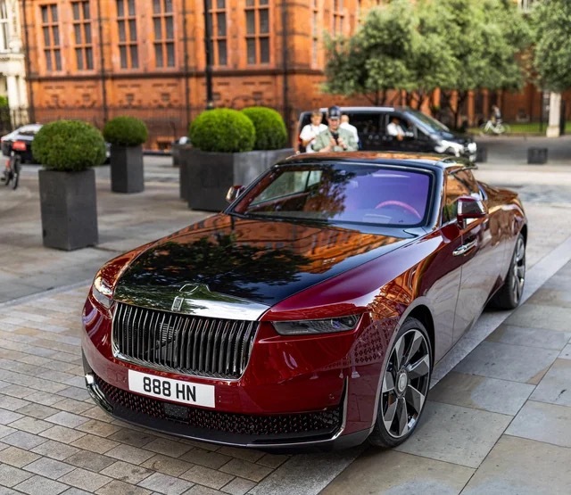 劳斯莱斯最神秘的定制项目LaRoseNoire，黑玫瑰。这个花实际上在国内好