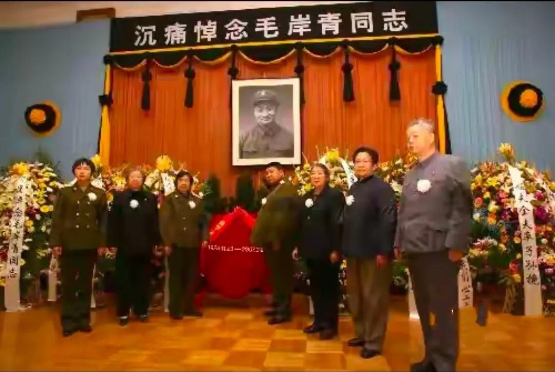 2007年毛岸青病逝，骨灰暂时安放在八宝山，次年把骨灰迁往杨开慧烈士陵园。2
