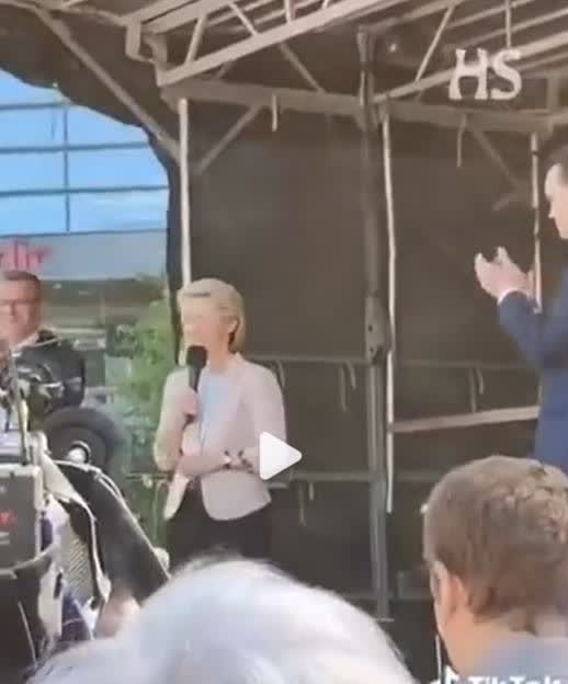 笑不活了。欧盟掌门人冯德莱恩在芬兰发表演讲，称赞芬兰是一个人民可以自由表达意见的