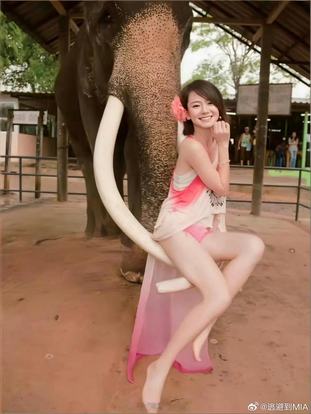 戚薇年轻时是真的嫩笑容太有感染力了​戚薇3D打印水花裙​​​