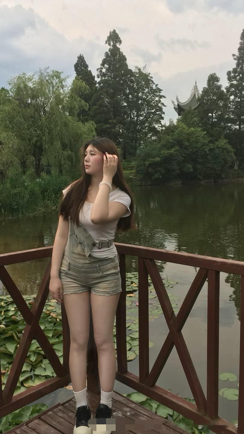 夏日游园，清新穿搭，绿意盎然，悠然自得。游玩拍照穿搭