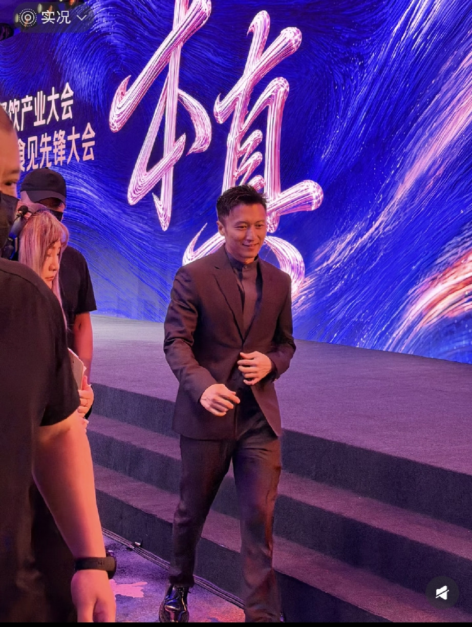9月20日，谢霆锋现身浙江温州参加2026黑珍珠先锋大会，他穿了西服跑着下台，站在台上又很拽，手插裤