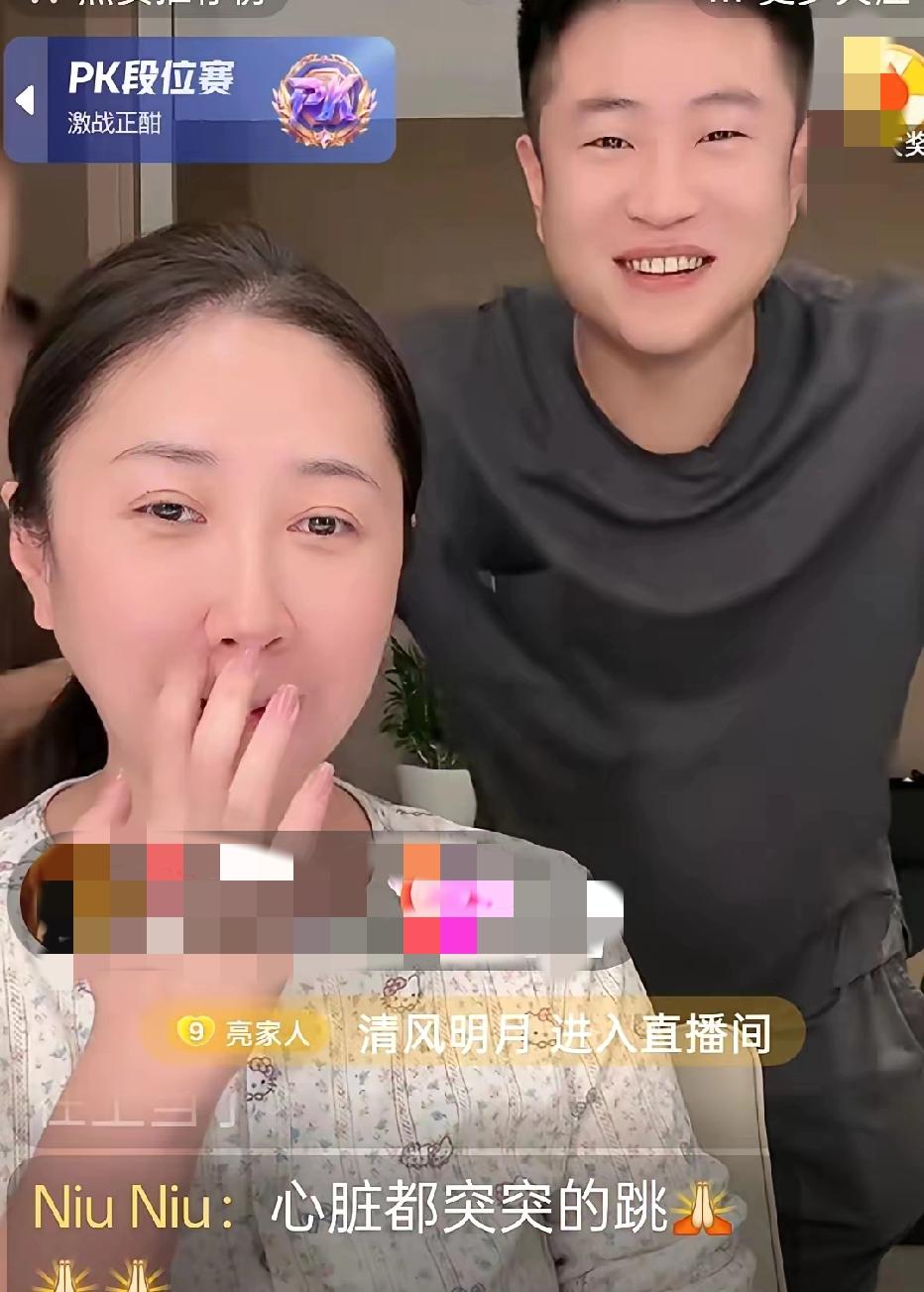 本来小二天天直播骂哥哥嫂子，让他们不能直播带货。天天黑哥哥嫂嫂，没想到王亮现在人