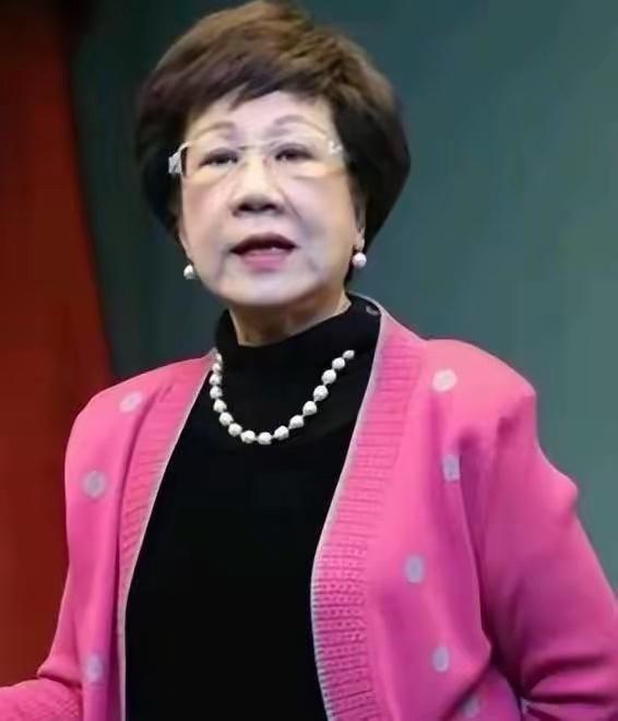 台湾地区前副领导人吕秀莲日前接受岛内访谈节目访问时直言："两岸必须认真谈，赴大陆