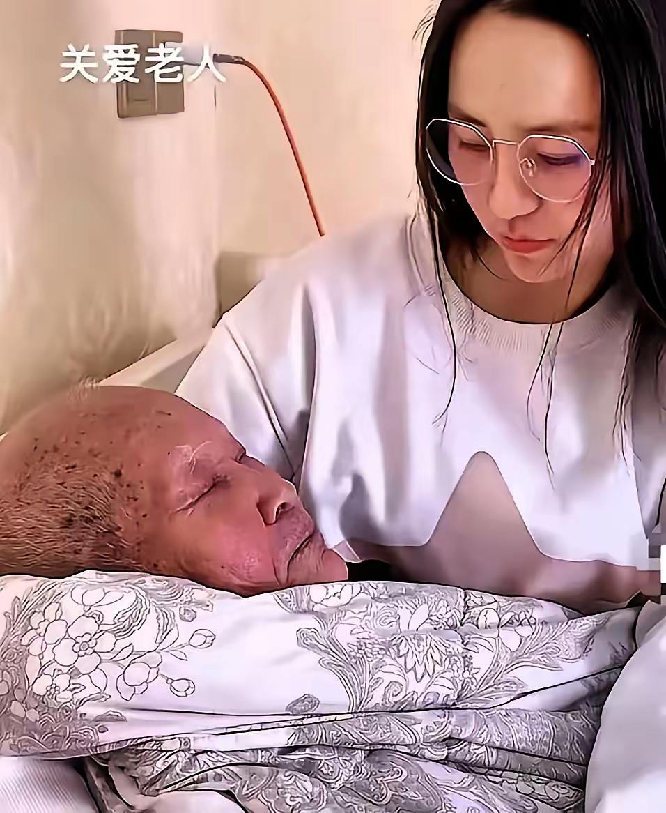 河南一位90后媳妇，半夜两点多起来给93岁的爷爷换尿不湿。收拾干净刚要转身，老人