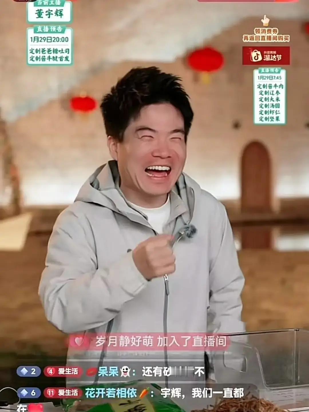 昨晚一个叫8点17分，抖音冒出个新号“我妈不让我和傻子玩”，第一条视频就是博主举