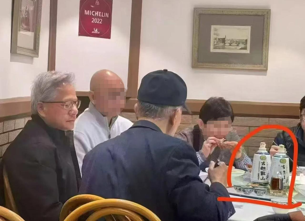 黄仁勋前两天来到了上海，他好不容易来一趟，当地朋友肯定要尽地主之谊。大家都很好奇