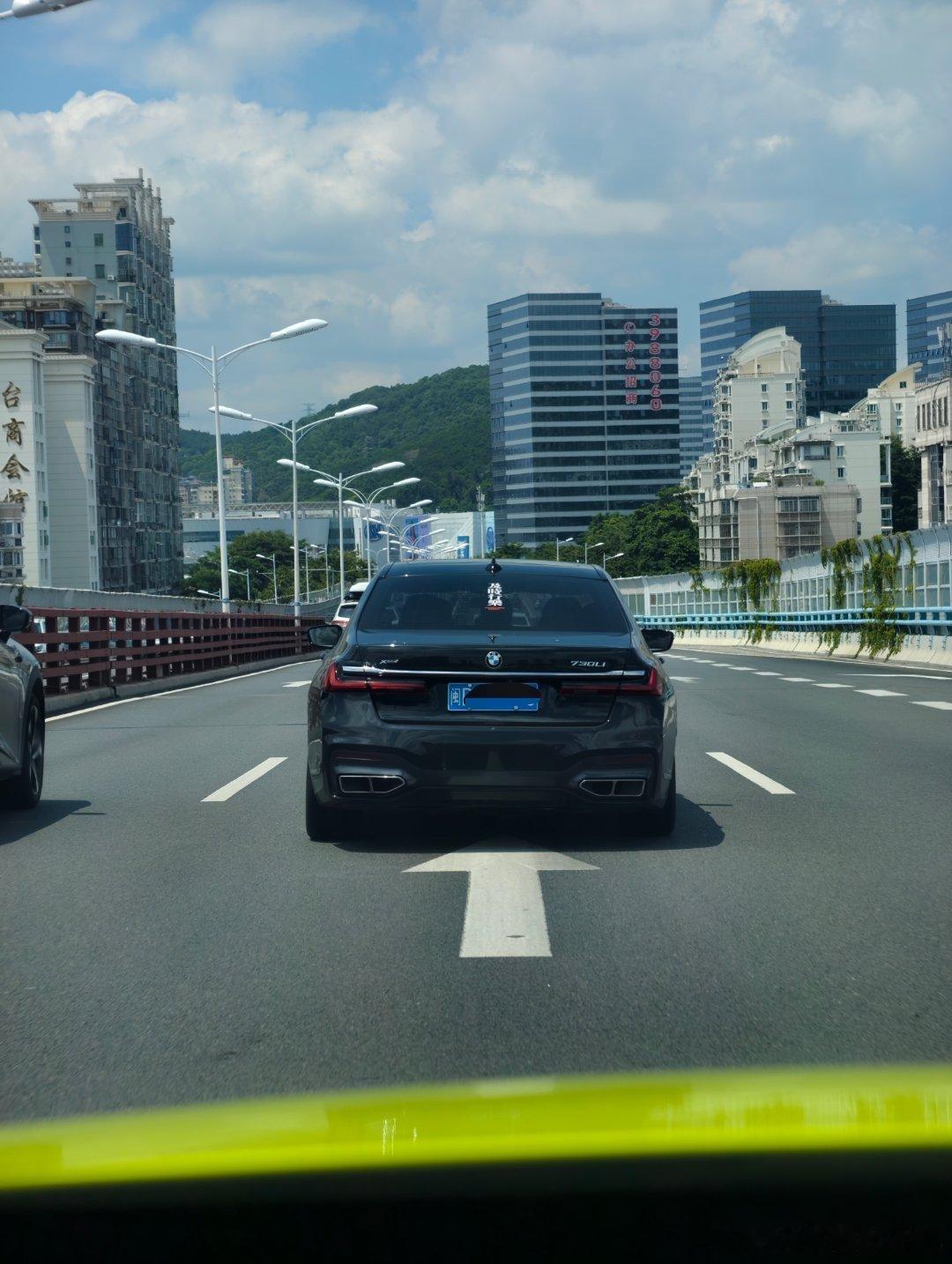 仙岳路遇到台宝马730这右后空悬都塌下去了，一台车歪歪的跑着。​​​