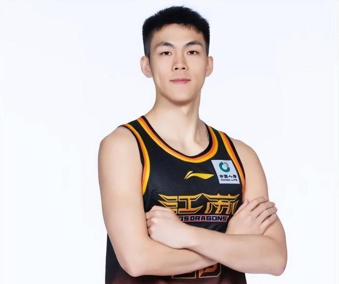 有一说一，今日庞峥麟和杨曦皓根本不在一个级别！！庞峥麟：26岁，2025年探