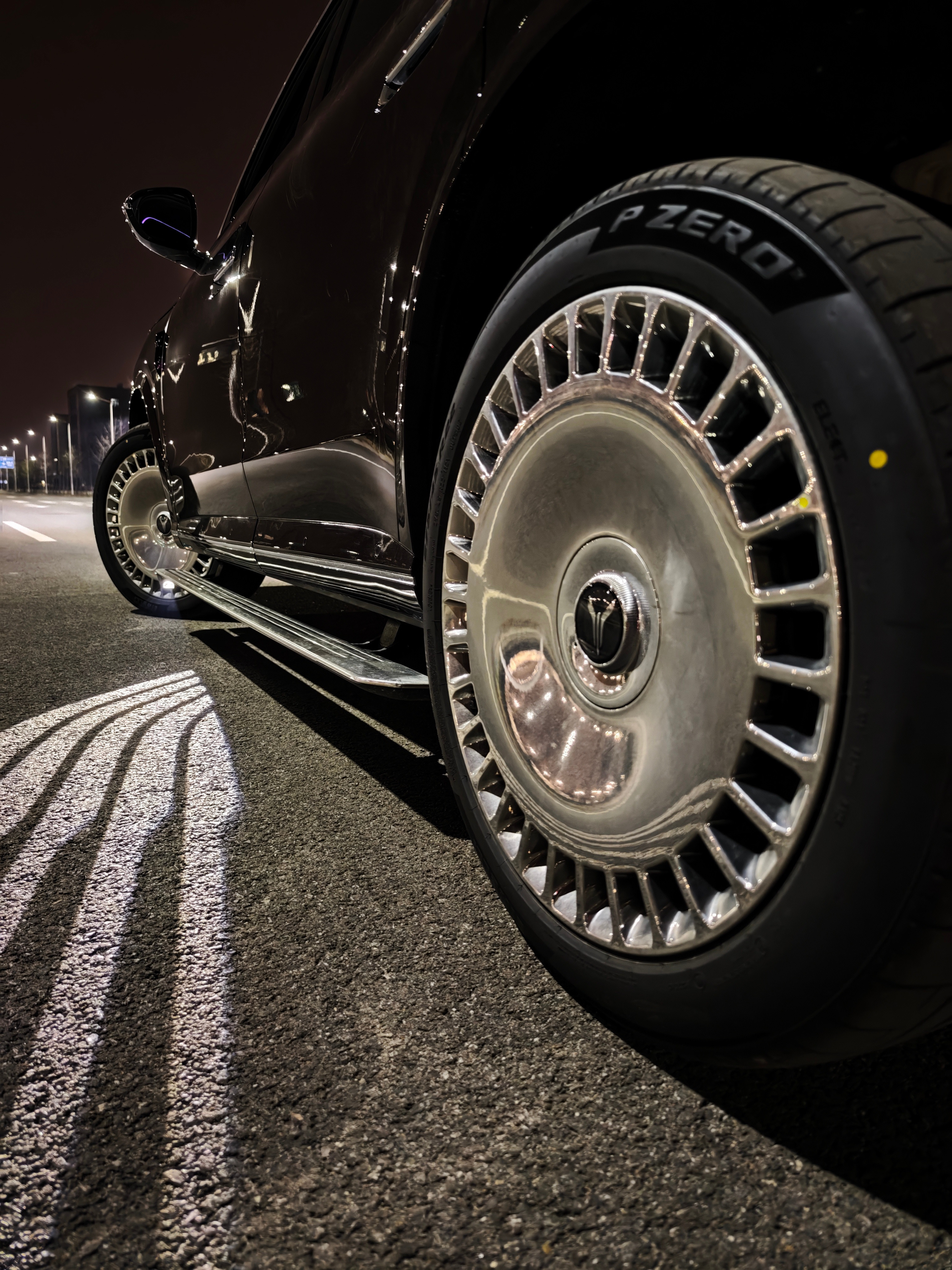 感受一下岚图泰山在夜晚的气势和氛围~车头气场真的强，新势力能和它一较高下的，应该