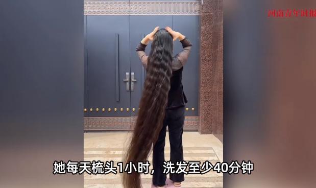 简直赚翻了！9月28日报道，河北，一37岁的女子22年不剪头发，如今头发已经长到