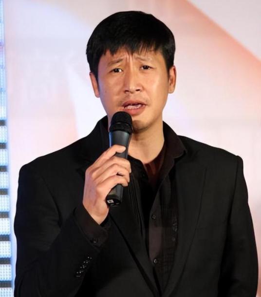 2004年，前妻嫌弃张国强没有本事赚钱，执意要和他离婚，张国强苦苦挽留，最终前妻